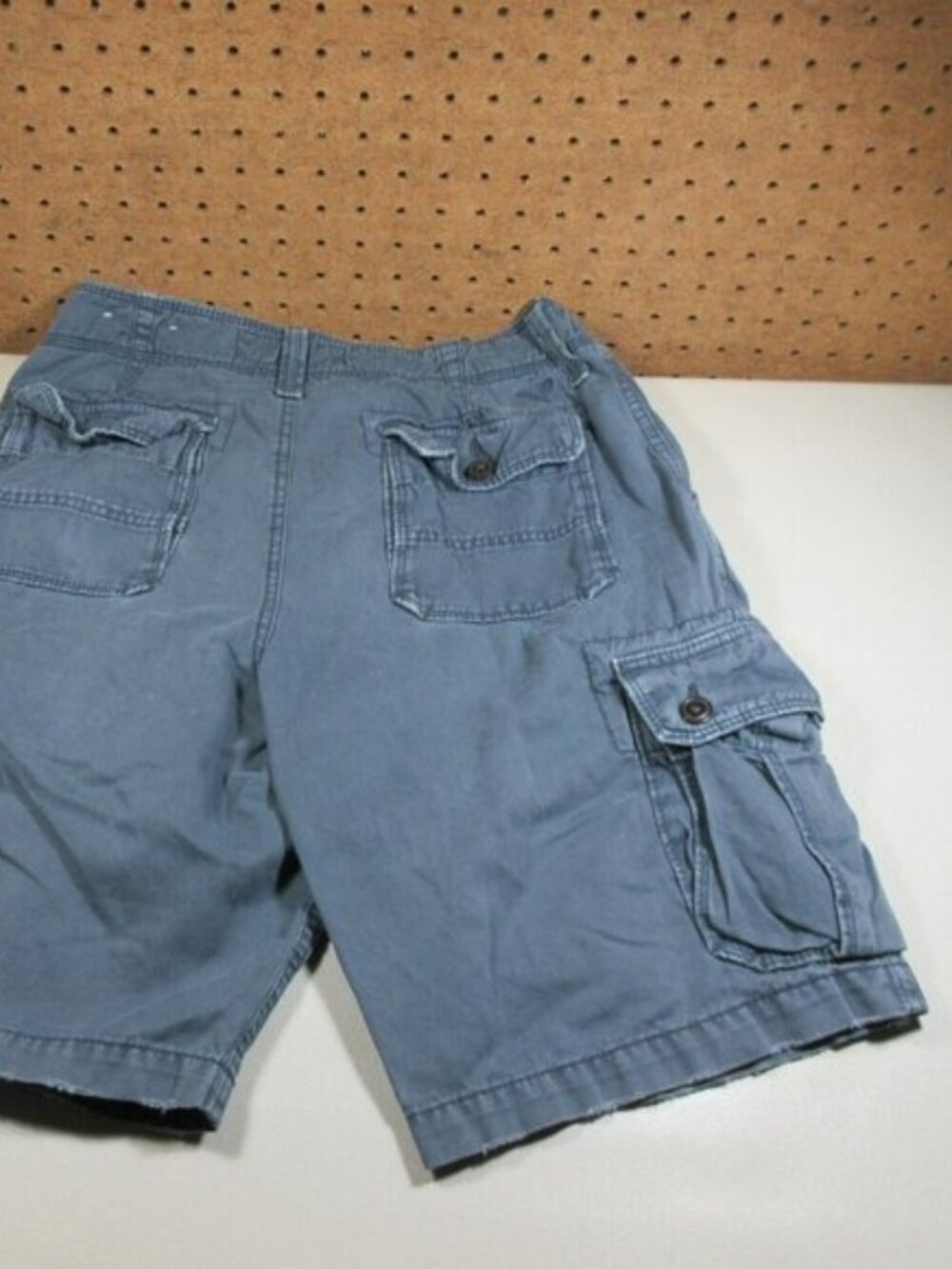 American Eagle mens gray distressed classic cargo shorts 30 EUC